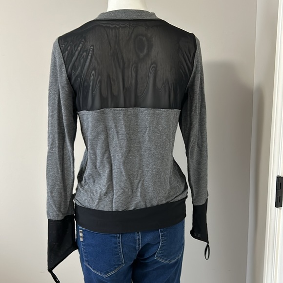 Alo Yoga Serene Long Sleeve Top Gray Black Mesh Cuff Finger Loop Sz M - Picture 9 of 13
